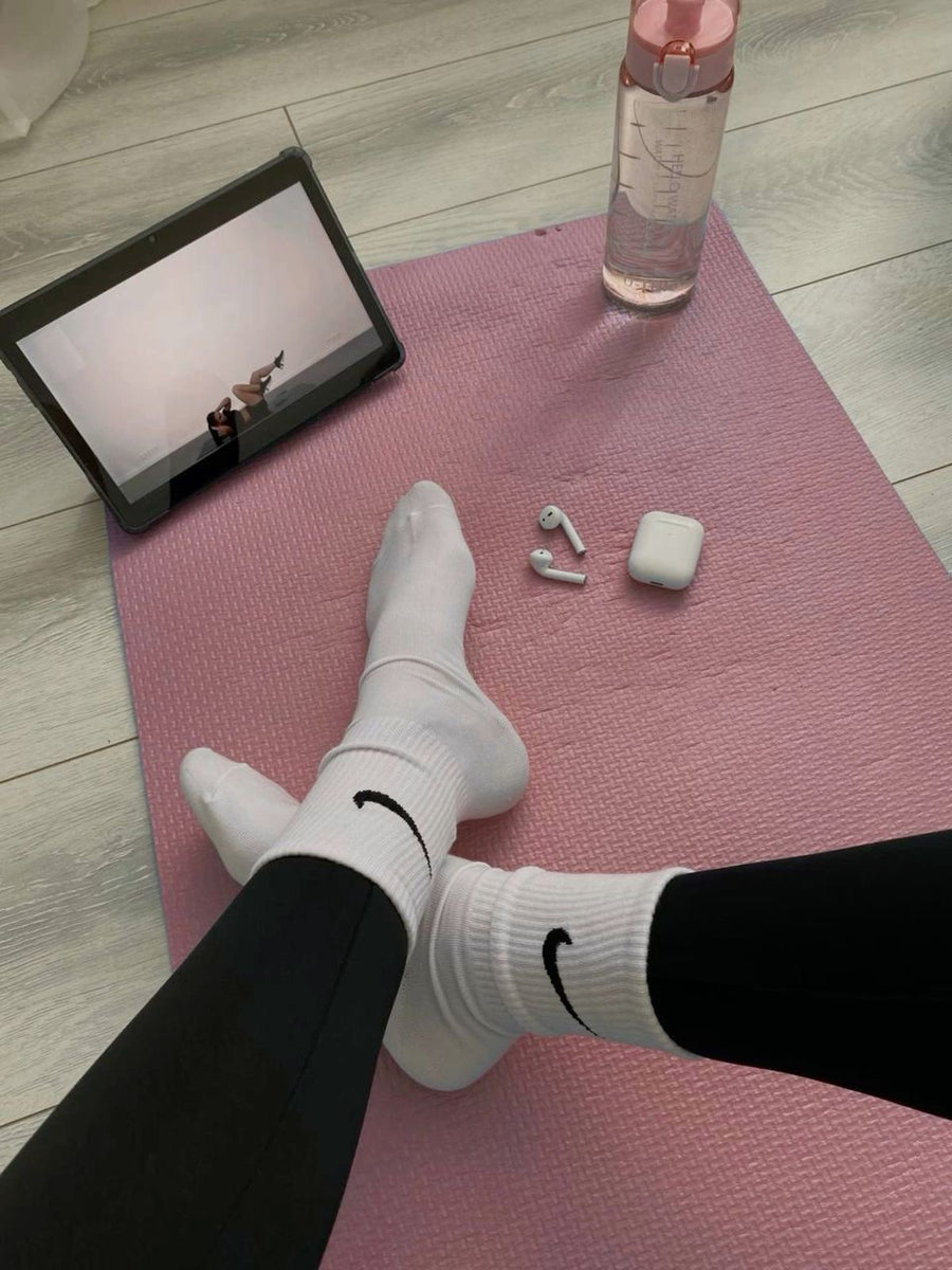 Séance d’entraînement à la maison sur un tapis de yoga