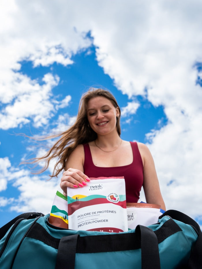 Femme avec un sac Choco-cerise