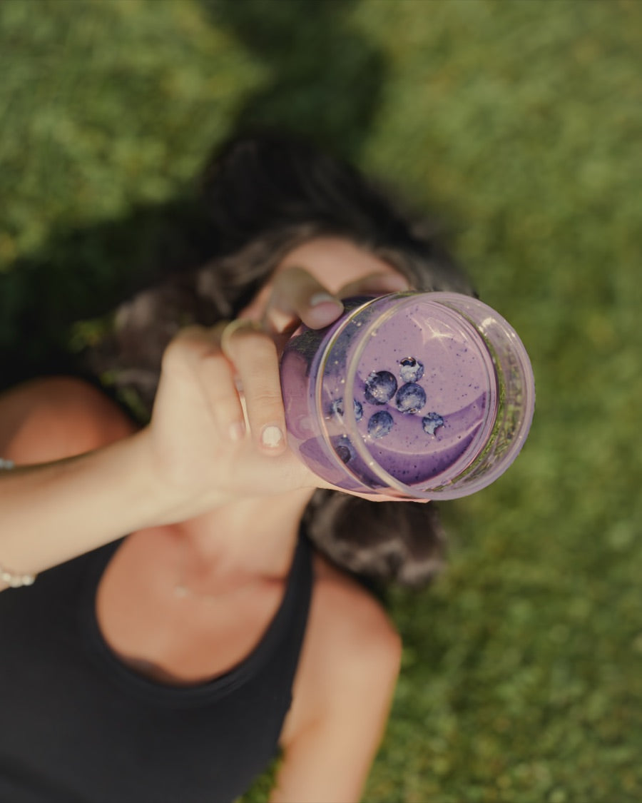 Smoothie aux bleuets dans l’herbe