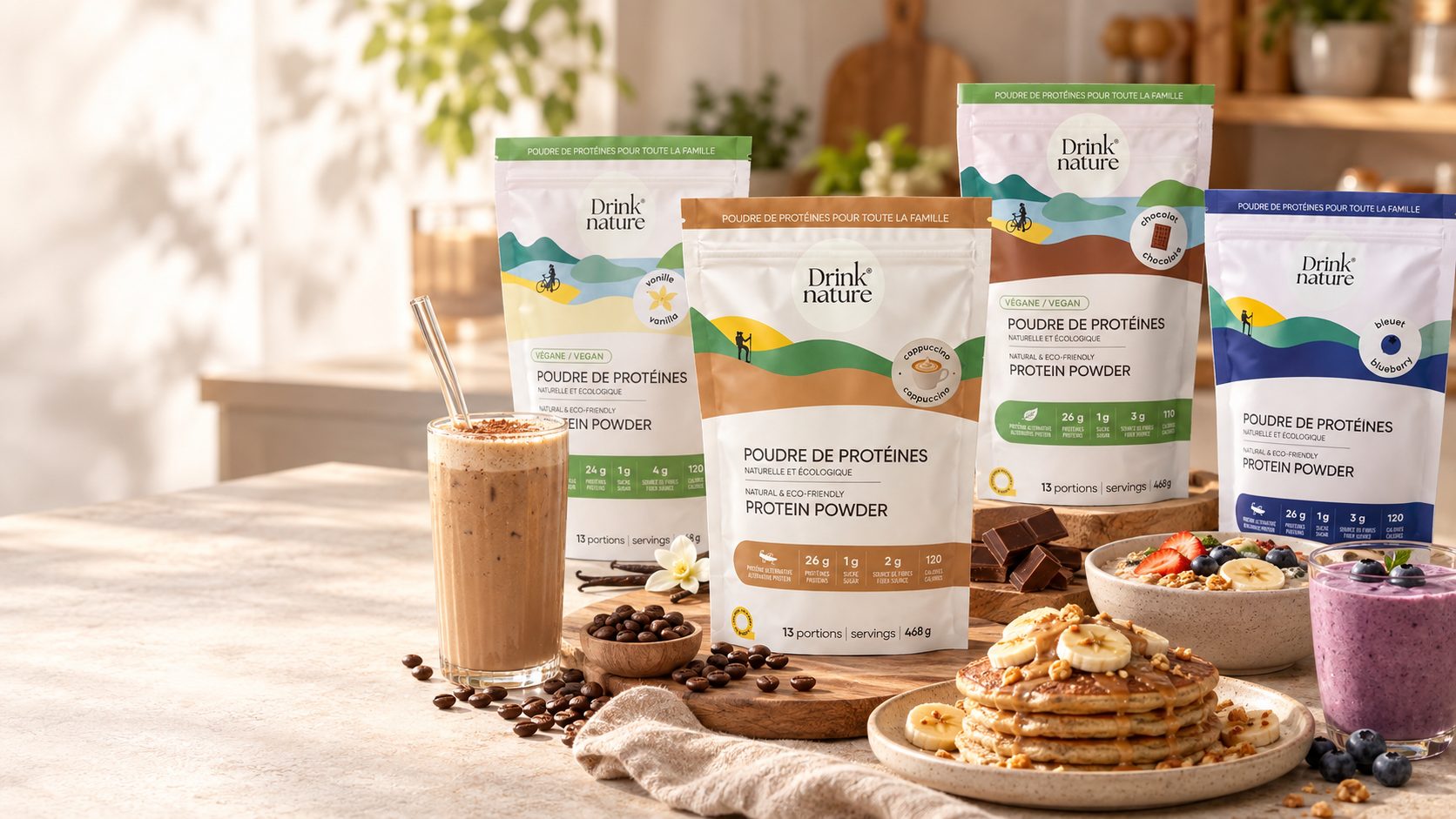 Sacs de protéines Drink Nature sur une table de cuisine avec des crêpes, un shake et un smoothie