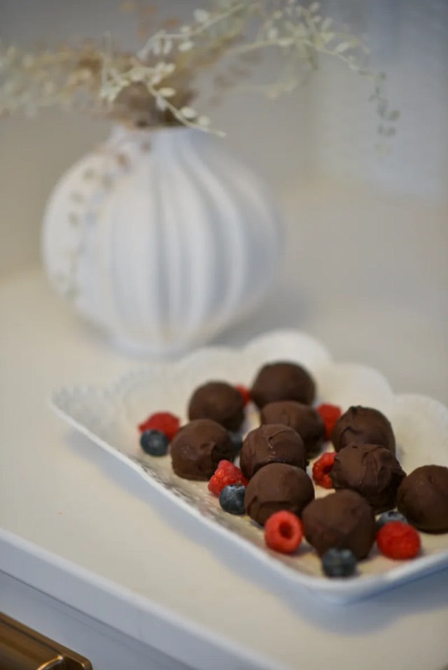 Boules d'énergie au chocolat sur un plateau