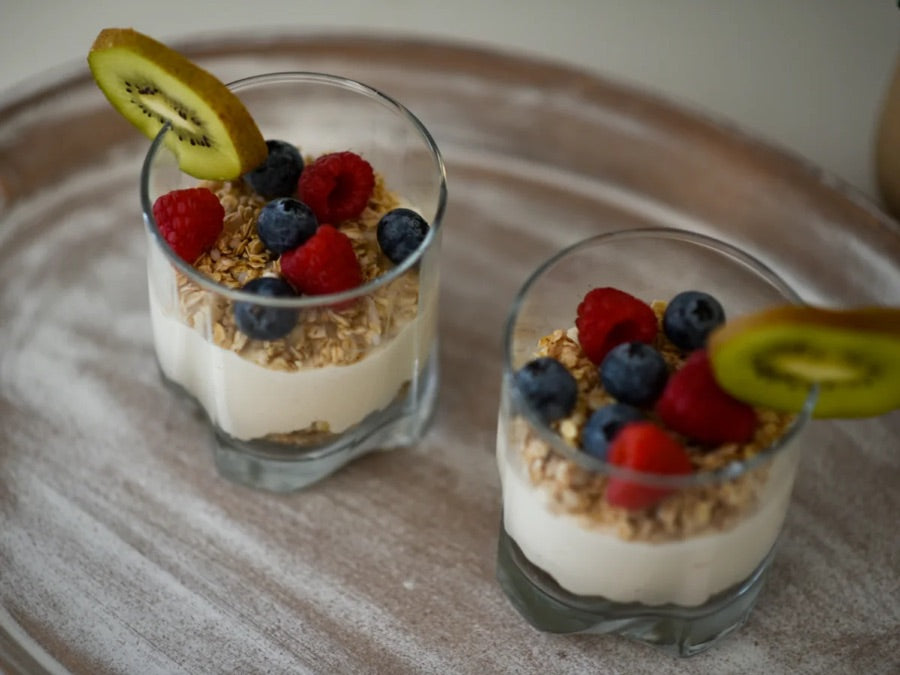 Verrines de cheesecake protéiné aux petits fruits et granola
