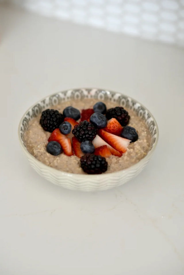Bol de gruau overnight garni de petits fruits