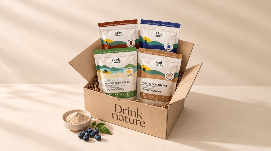 Boîte Drink Nature ouverte avec cinq sacs de poudre de protéines : Sans saveur, Chocolat, Vanille, Bleuets et Chocolat-cerise